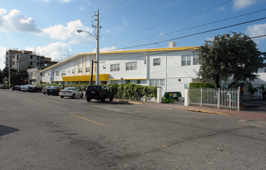 Shanti House in Miami, FL - Building Photo