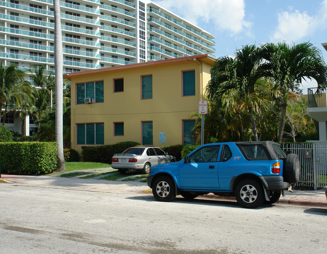 1501 Bay Rd in Miami Beach, FL - Building Photo - Building Photo