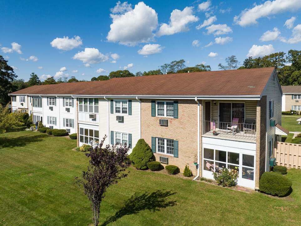 East Islip Gardens in East Islip, NY - Building Photo