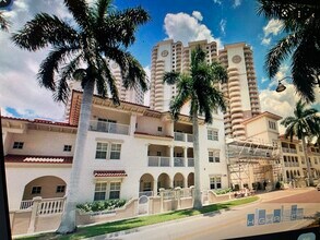 2110 W First St, Unit 301 in Ft. Myers, FL - Building Photo - Building Photo