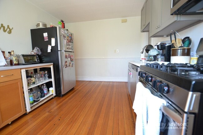 109 Kenrick St, Unit 1 in Boston, MA - Foto de edificio - Building Photo