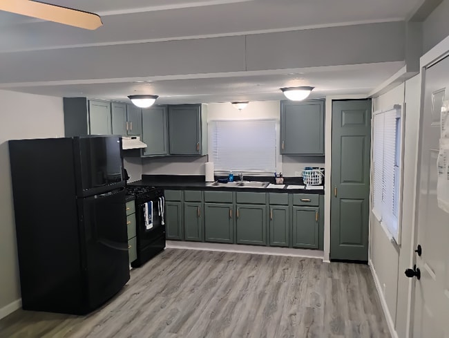 1100 W Locust St in Canton, IL - Building Photo - Building Photo