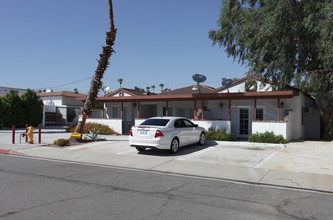 240-272 W Via Olivera in Palm Springs, CA - Building Photo - Building Photo