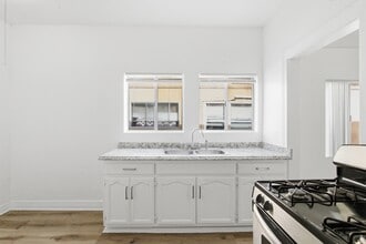 707 W 48th St, Unit 707 1/2 in Los Angeles, CA - Foto de edificio - Building Photo