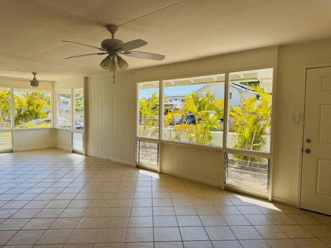 130 Ulupa St in Kailua, HI - Building Photo - Building Photo