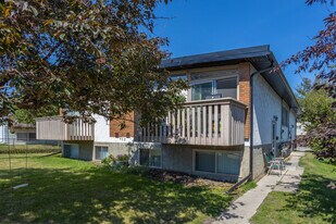408 Sabrina Rd SW in Calgary, AB - Building Photo