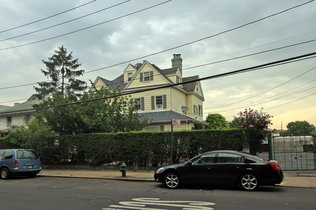 622 Beach 22nd St in Far Rockaway, NY - Building Photo