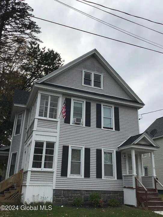 23 Lexington Ave, Unit 2nd floor in Gloversville, NY - Foto de edificio