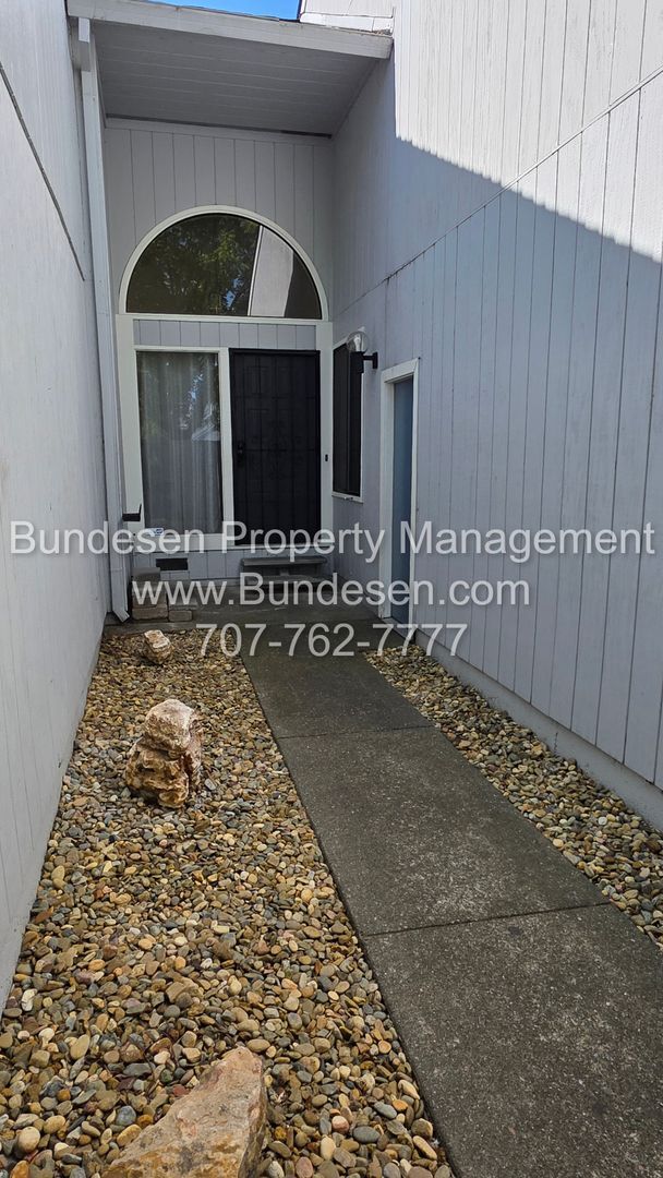 2791 McBride Ln in Santa Rosa, CA - Building Photo - Building Photo