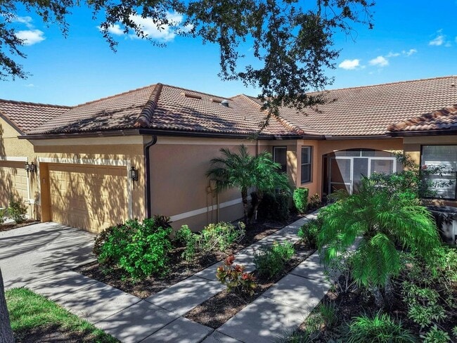 313 Seneca Falls Dr in Apollo Beach, FL - Foto de edificio - Building Photo