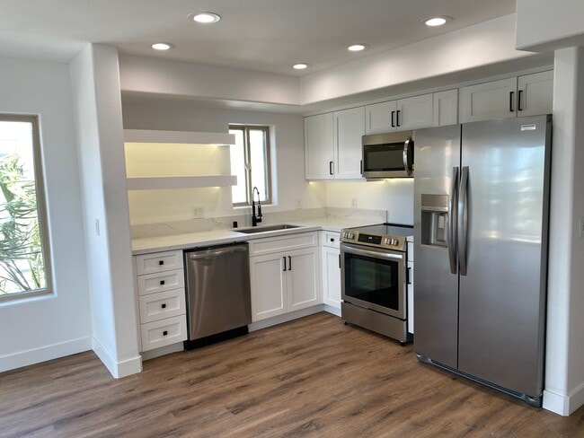 property at 801 W Hawthorn St