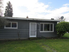 224 W Victoria Ave in Burlington, WA - Building Photo - Building Photo