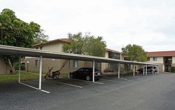 Lake Starcrest Village Apartments in Clearwater, FL - Foto de edificio - Building Photo