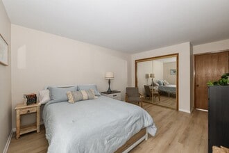 1875 Haymarket Rd, Unit #20 in Waukesha, WI - Foto de edificio - Building Photo