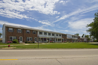 Crestwood of Elgin in Elgin, IL - Building Photo - Building Photo