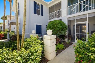 7087 Barrington Cir in Naples, FL - Building Photo