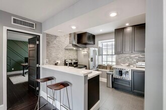 3401 Timmons Ln in Houston, TX - Building Photo - Building Photo