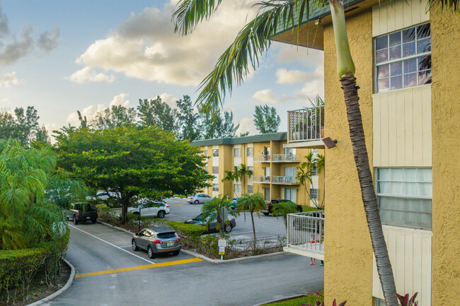 Miller Lake Apartments in Miami, FL - Foto de edificio - Building Photo