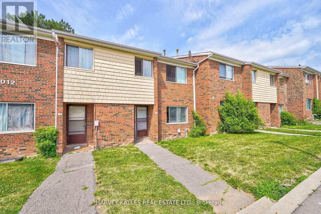 2000 Sheppard Ave W in Toronto, ON - Building Photo