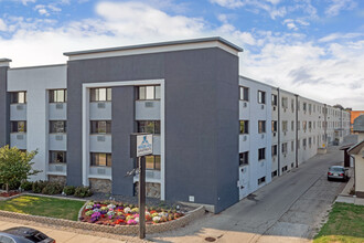 Woods View Apartments in Milwaukee, WI - Foto de edificio - Building Photo