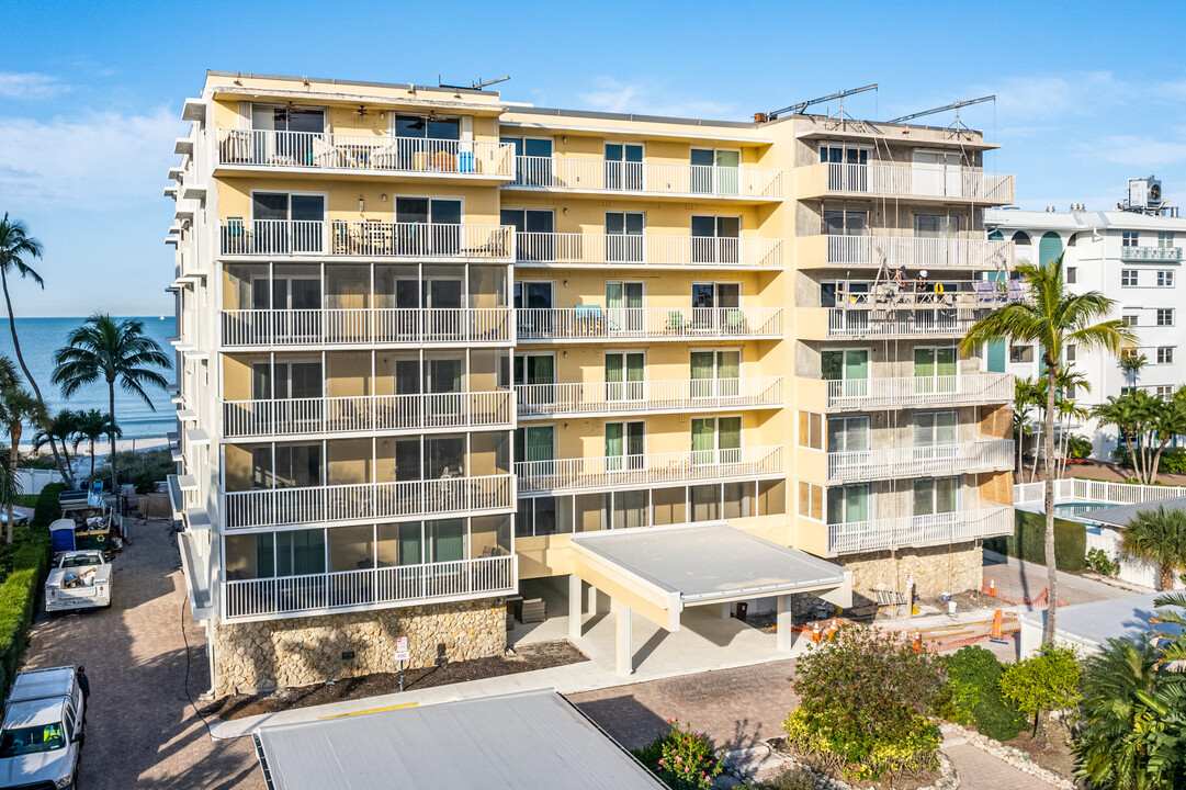 Gulf Towers in Naples, FL - Building Photo