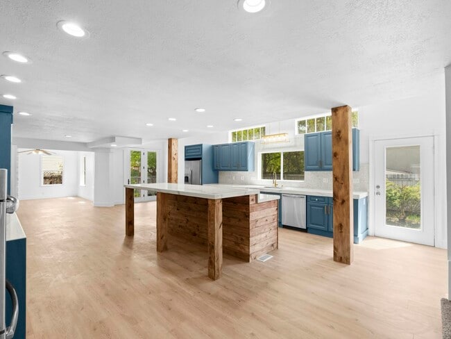 1630 Ridgemark Dr in Sandy, UT - Building Photo - Building Photo