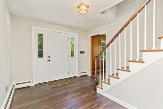38 Maplewood Dr in Greenwich, CT - Building Photo - Building Photo