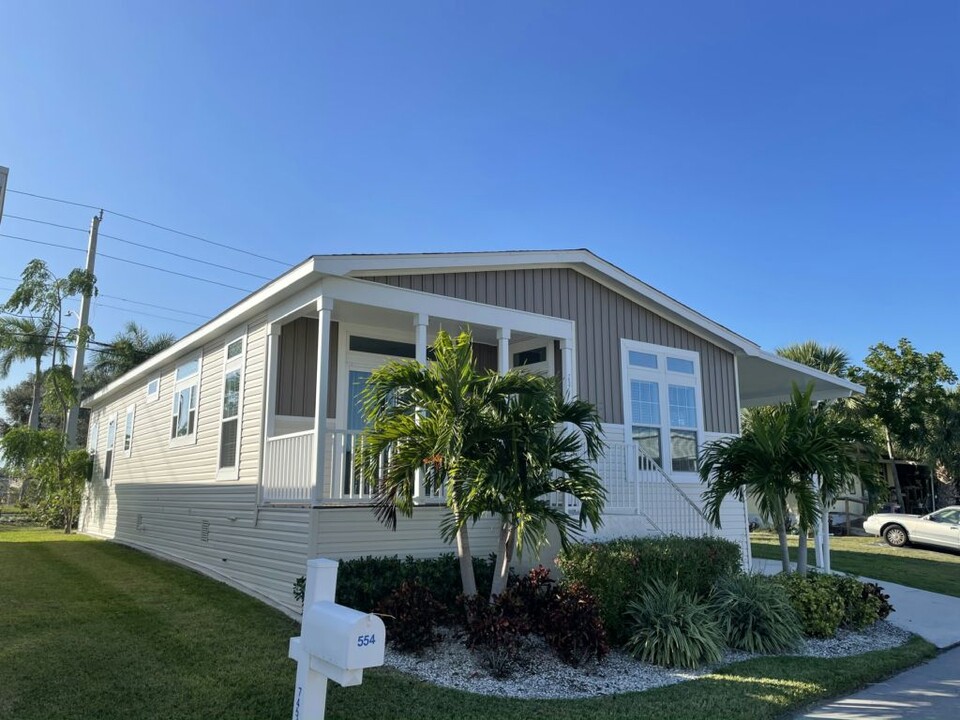 7454 44th Trail N in Riviera Beach, FL - Foto de edificio