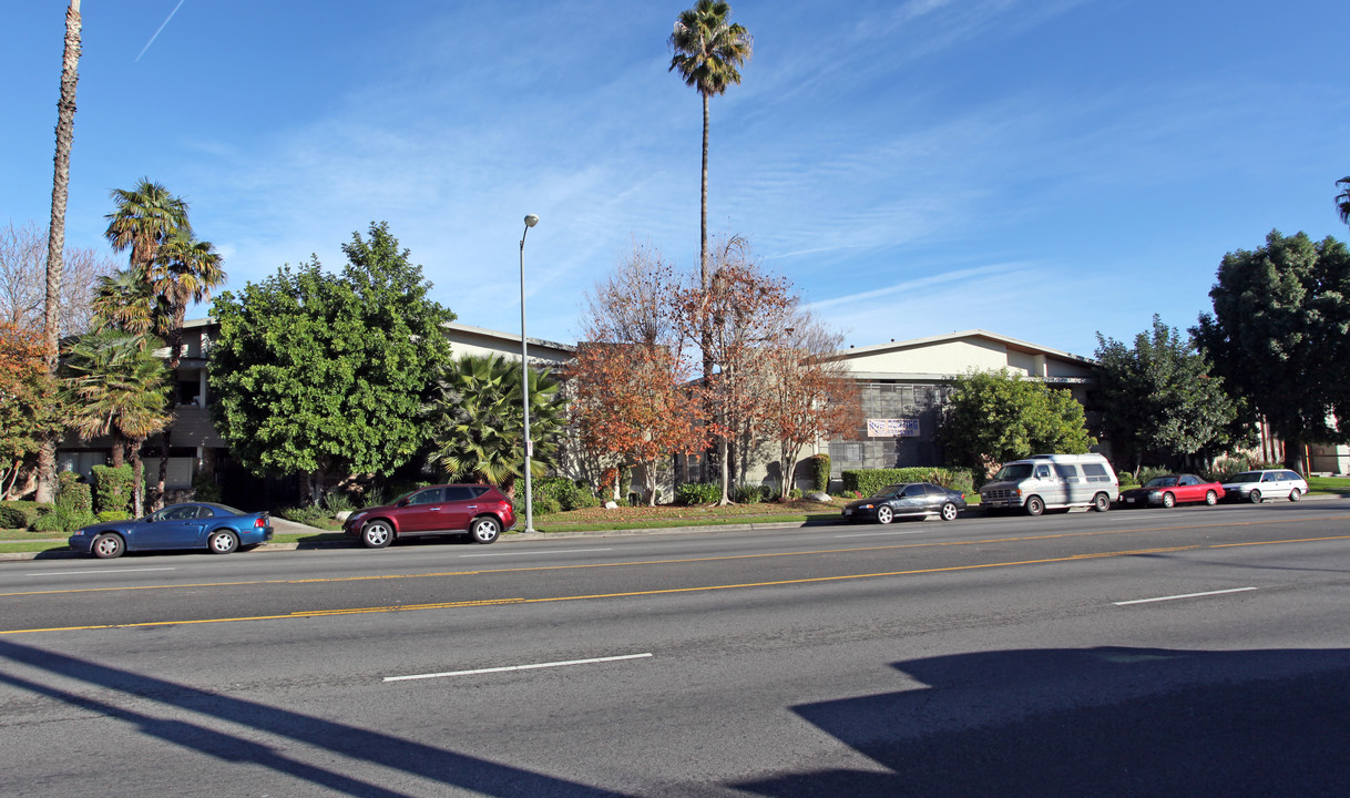 Sherman Way in Reseda, CA - Foto de edificio