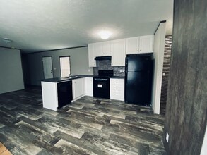 144 Hollywood Blvd in Anderson, IN - Foto de edificio - Building Photo