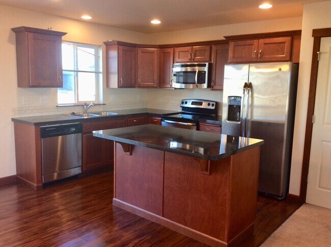 3356 Stephanie Dr in Dickinson, ND - Building Photo - Building Photo