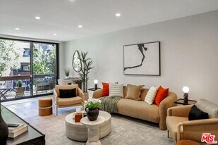 7300 Franklin Ave in Los Angeles, CA - Building Photo