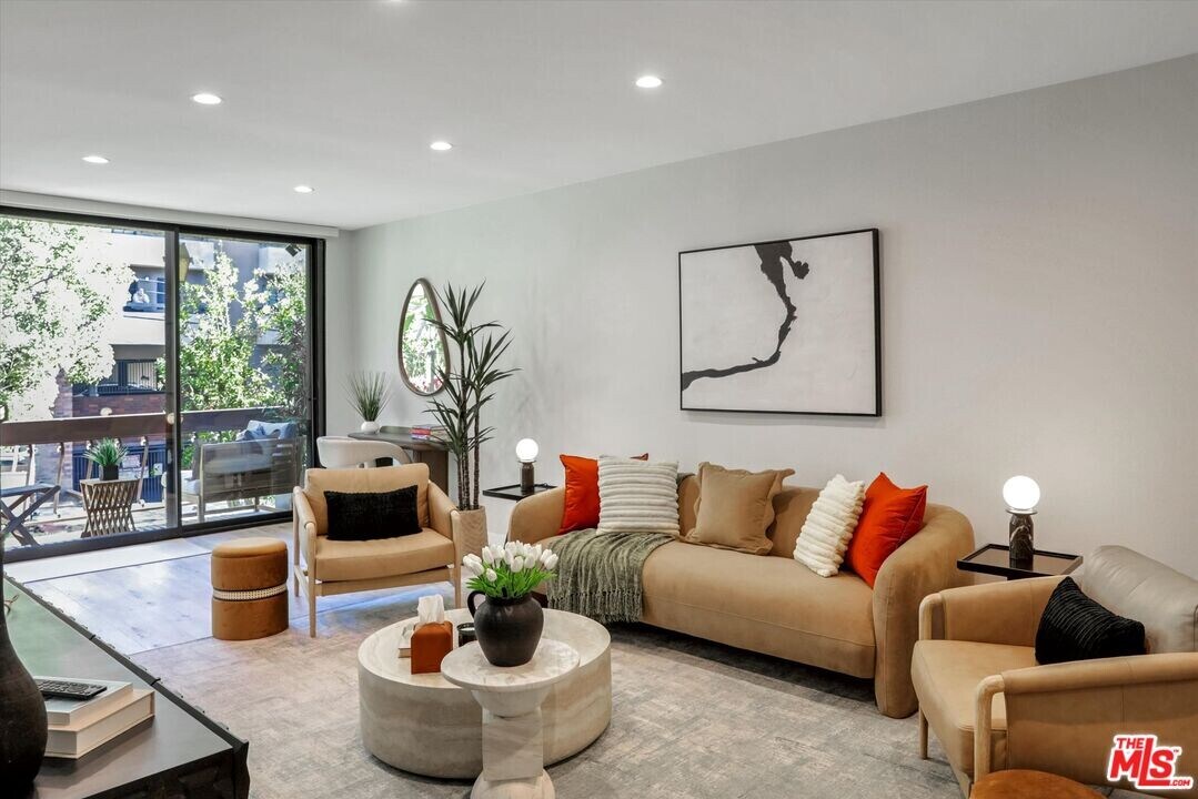 7300 Franklin Ave in Los Angeles, CA - Building Photo