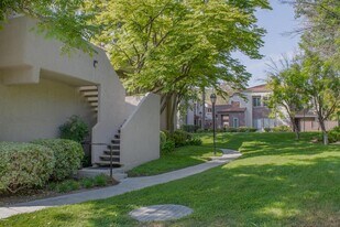 522 Via Colinas in Westlake Village, CA - Building Photo