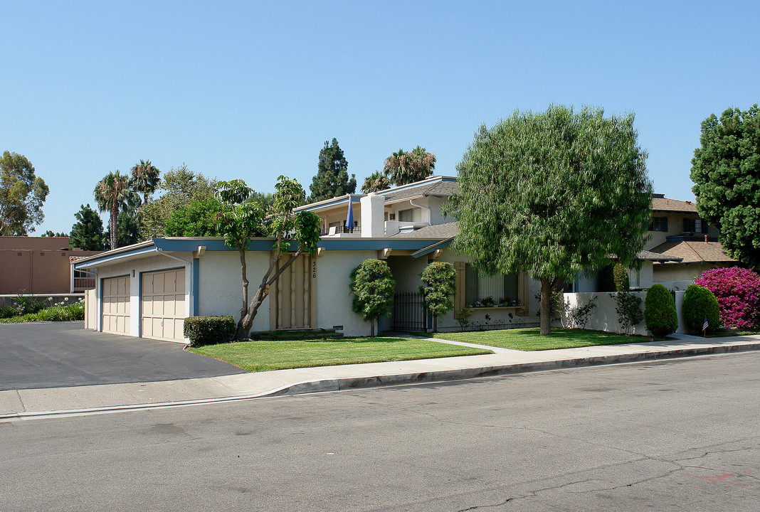 326 W Kelly Ave in Orange, CA - Building Photo