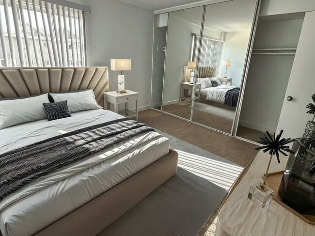 Woodland House Apartments in Woodland Hills, CA - Foto de edificio - Building Photo