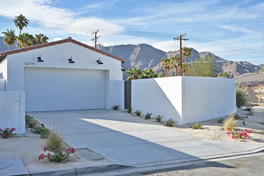 52795 Avenida Navarro in La Quinta, CA - Building Photo