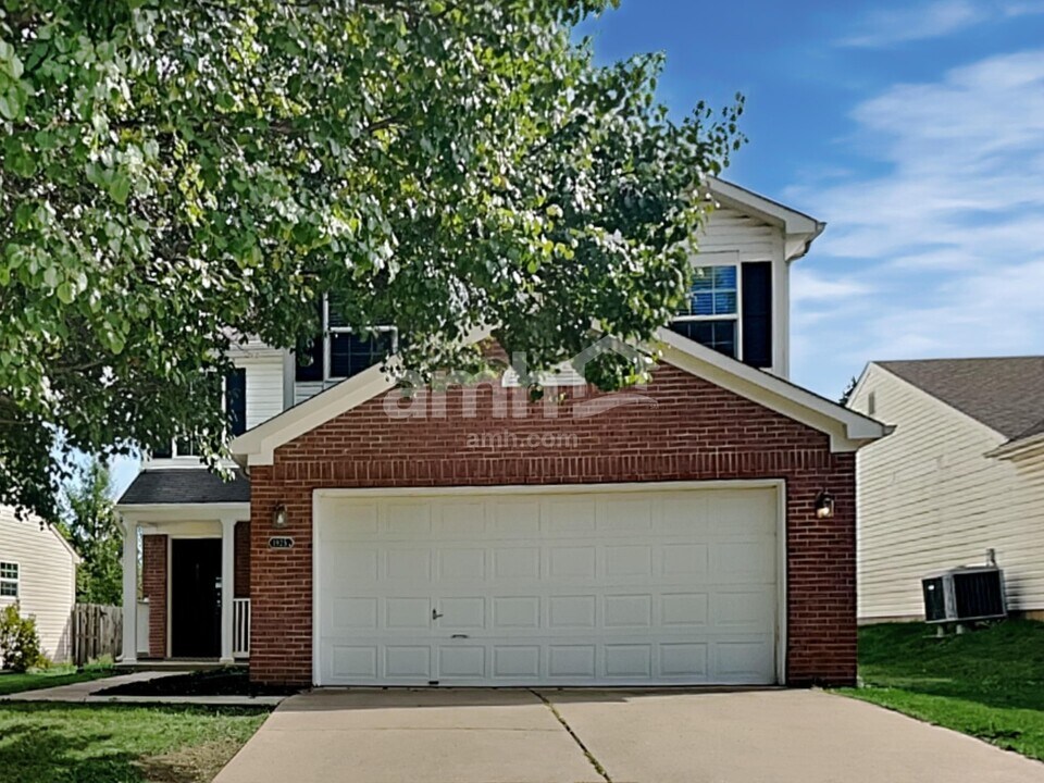 1925 Tourmaline Dr in Westfield, IN - Foto de edificio