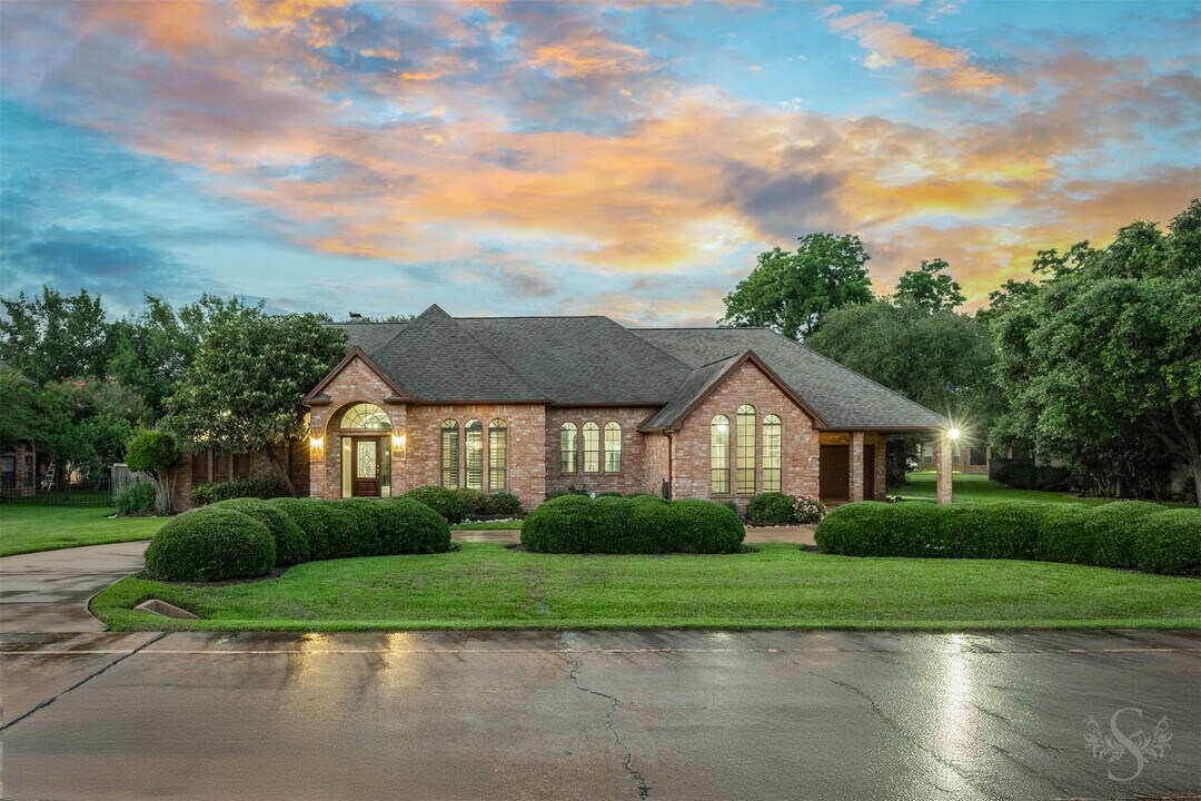 32810 Waltham Crossing in Fulshear, TX - Building Photo