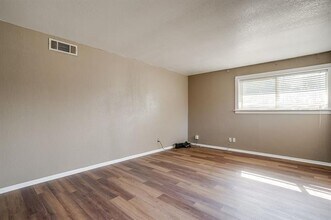 204 Mildred Ln in Benbrook, TX - Foto de edificio - Building Photo