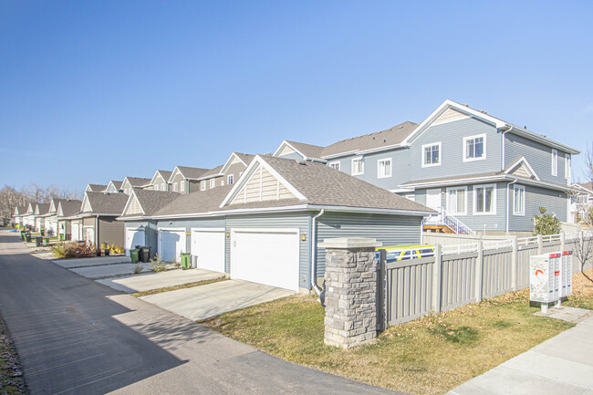 4013 Blackbird Link NW in Edmonton, AB - Building Photo - Building Photo