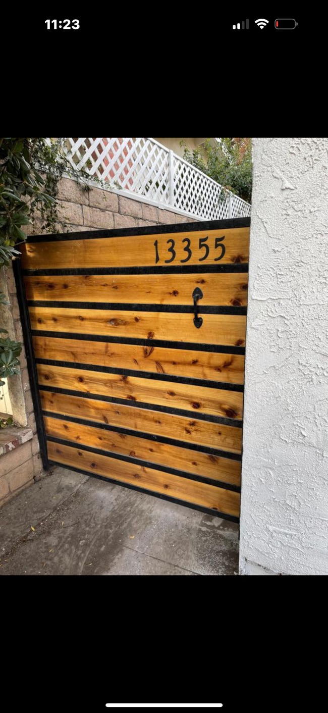 13353 Killion St in Sherman Oaks, CA - Building Photo - Building Photo