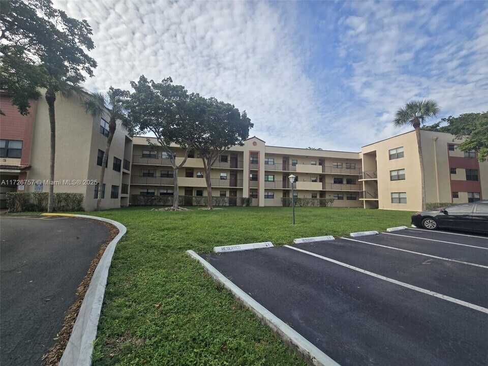 3396 Foxcroft Rd in Miramar, FL - Building Photo