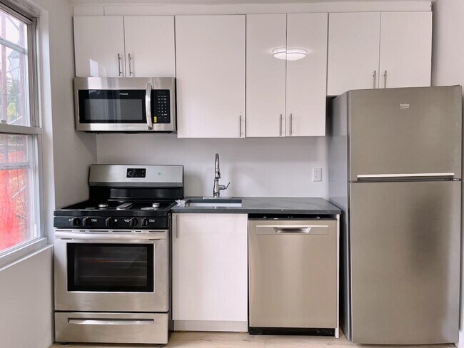 379 Monmouth St in Jersey City, NJ - Building Photo - Building Photo
