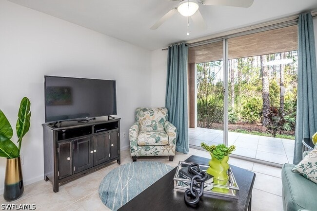 1240 Wildwood Lakes Blvd in Naples, FL - Foto de edificio - Building Photo
