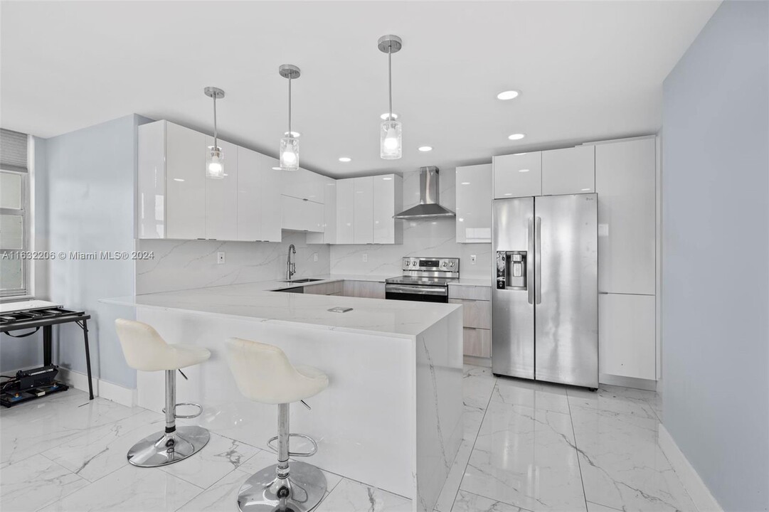 2750 NE 183rd St in Aventura, FL - Building Photo