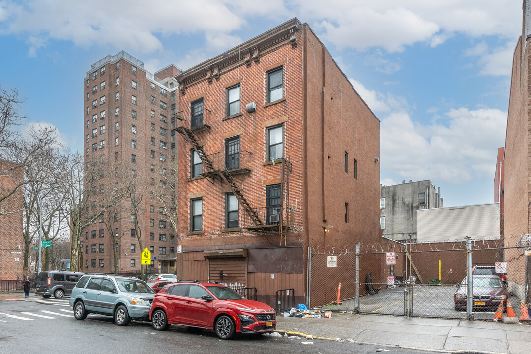 107 Hoyt St in Brooklyn, NY - Foto de edificio