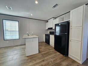 549 Suwanee Dr in North Fort Myers, FL - Building Photo - Building Photo