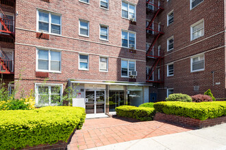 6350 Saunders St in Rego Park, NY - Building Photo - Building Photo