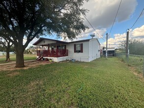 301 Johnston St in Cotulla, TX - Building Photo - Building Photo